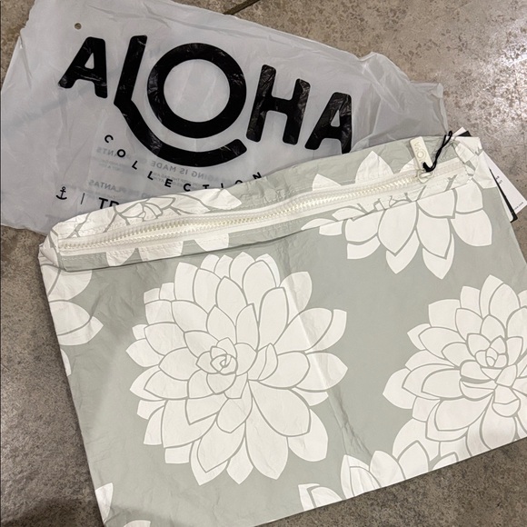 ALOHA Collection Max Pouch Floral grey white may day special edition NWOT - Picture 4 of 4
